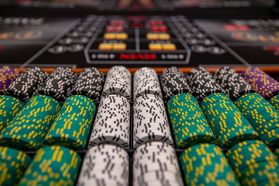 Freispiele bei Registrierung 2026: Casino-Angebote im Vergleich: abgedunkelter Casinosaal ohne Spielbetrieb — Symbolbild für Pause und verantwortungsvolles Spielen