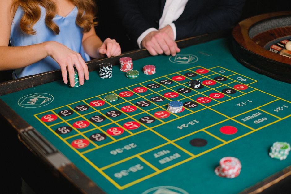 Freispiele bei Registrierung 2026: Casino-Angebote im Vergleich: Roulette-Kessel und Jetons auf einem Casinotisch — Symbolbild zum Bonusvergleich ohne Einzahlung
